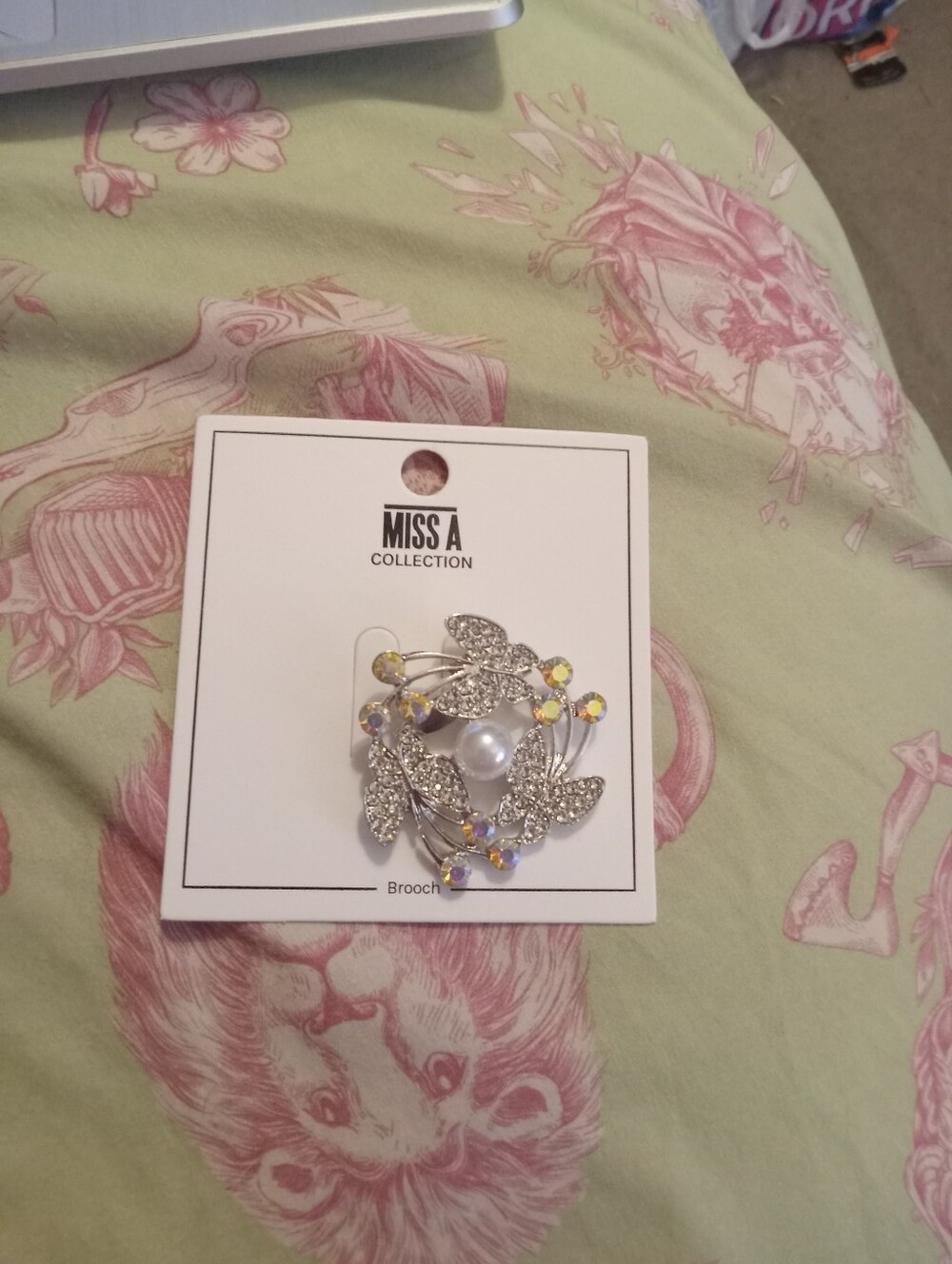 NWOT Women's Silver Plated Faux Pearl Rhinestone Butterfly Lapel Pin Brooch